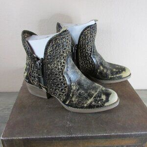 Circle G by Corral Women's 9 Cutout Distressed Shortie Ankle Boot Q5021